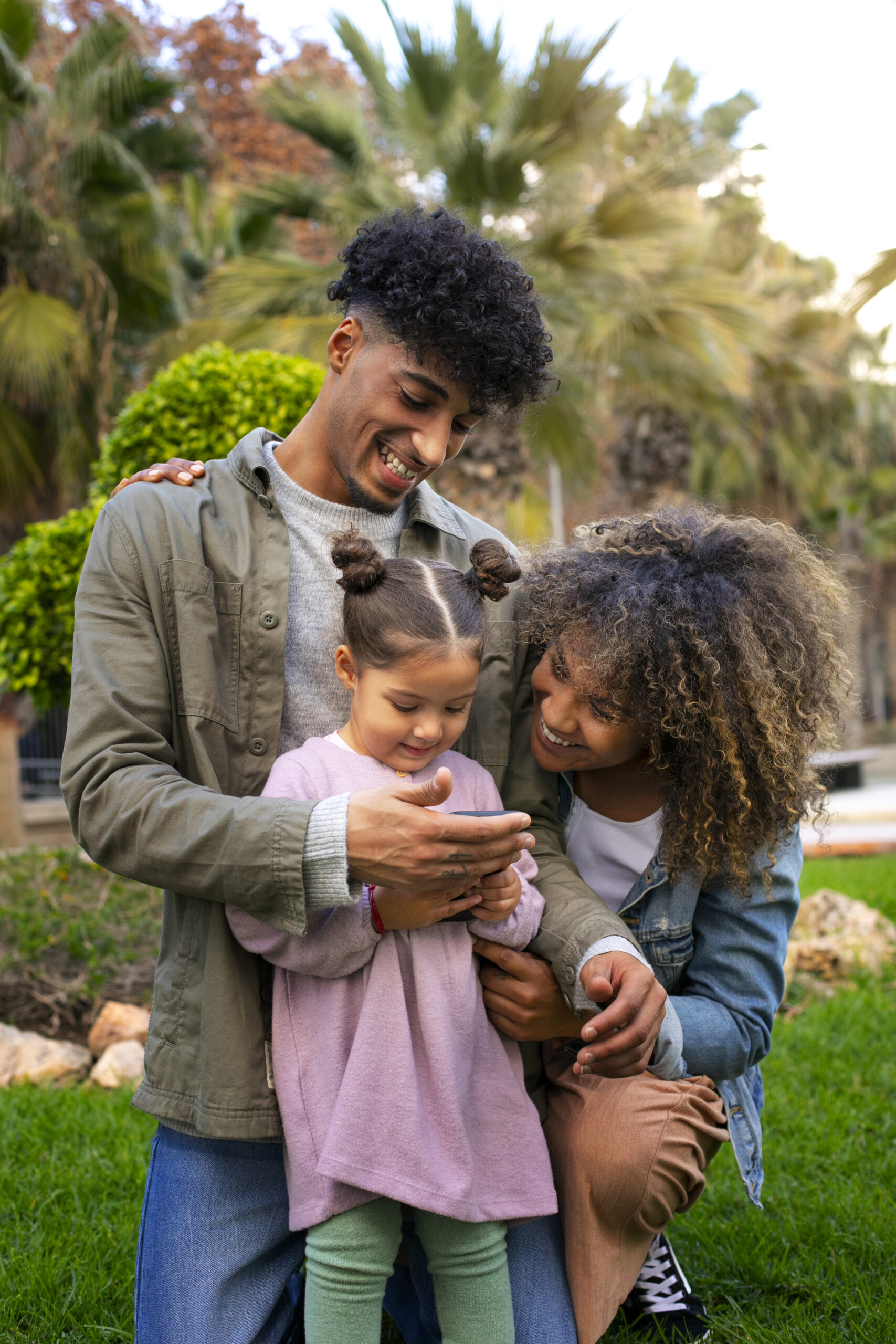 Familia sorrindo ao ar livre