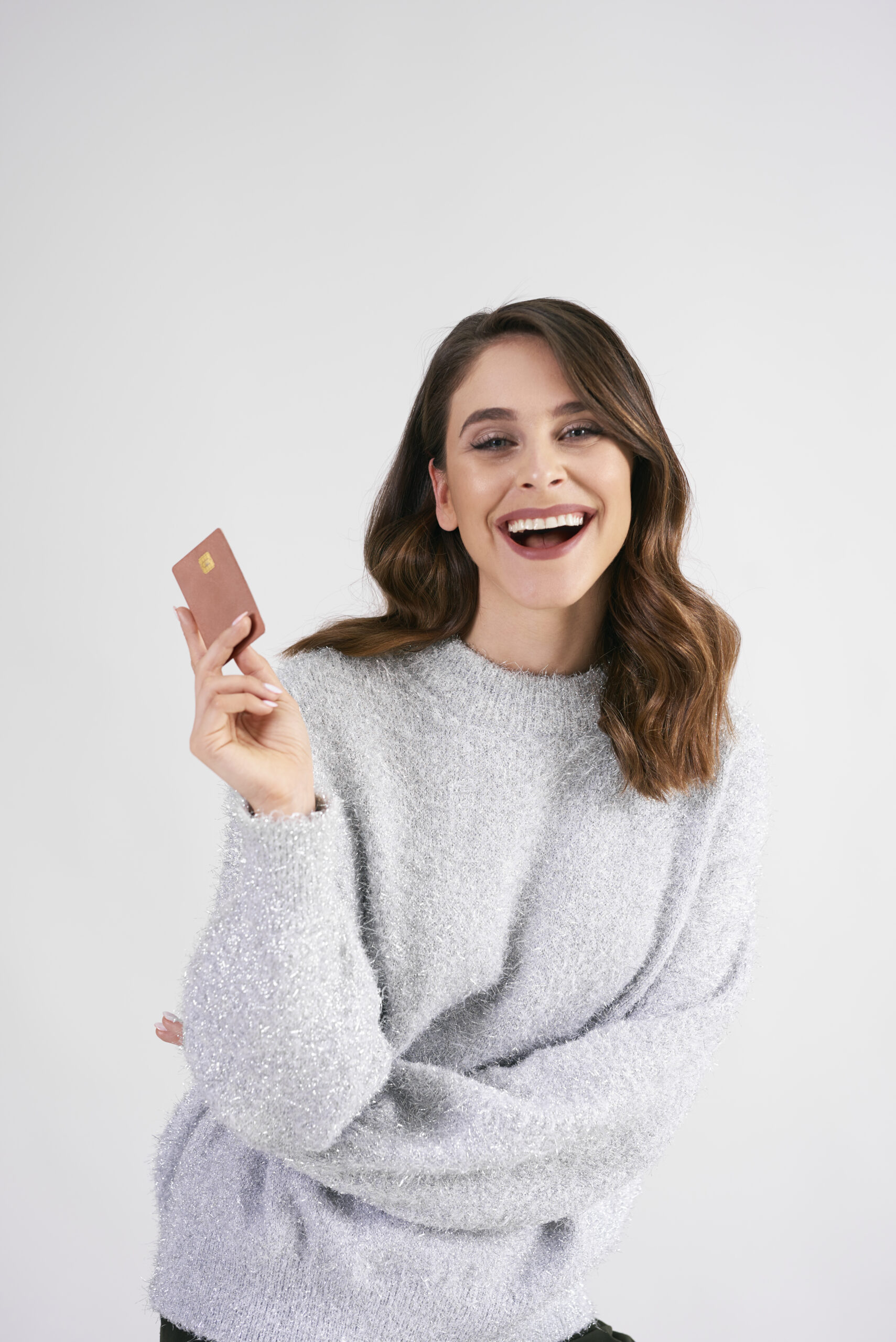Mulher segurando cartao de credito